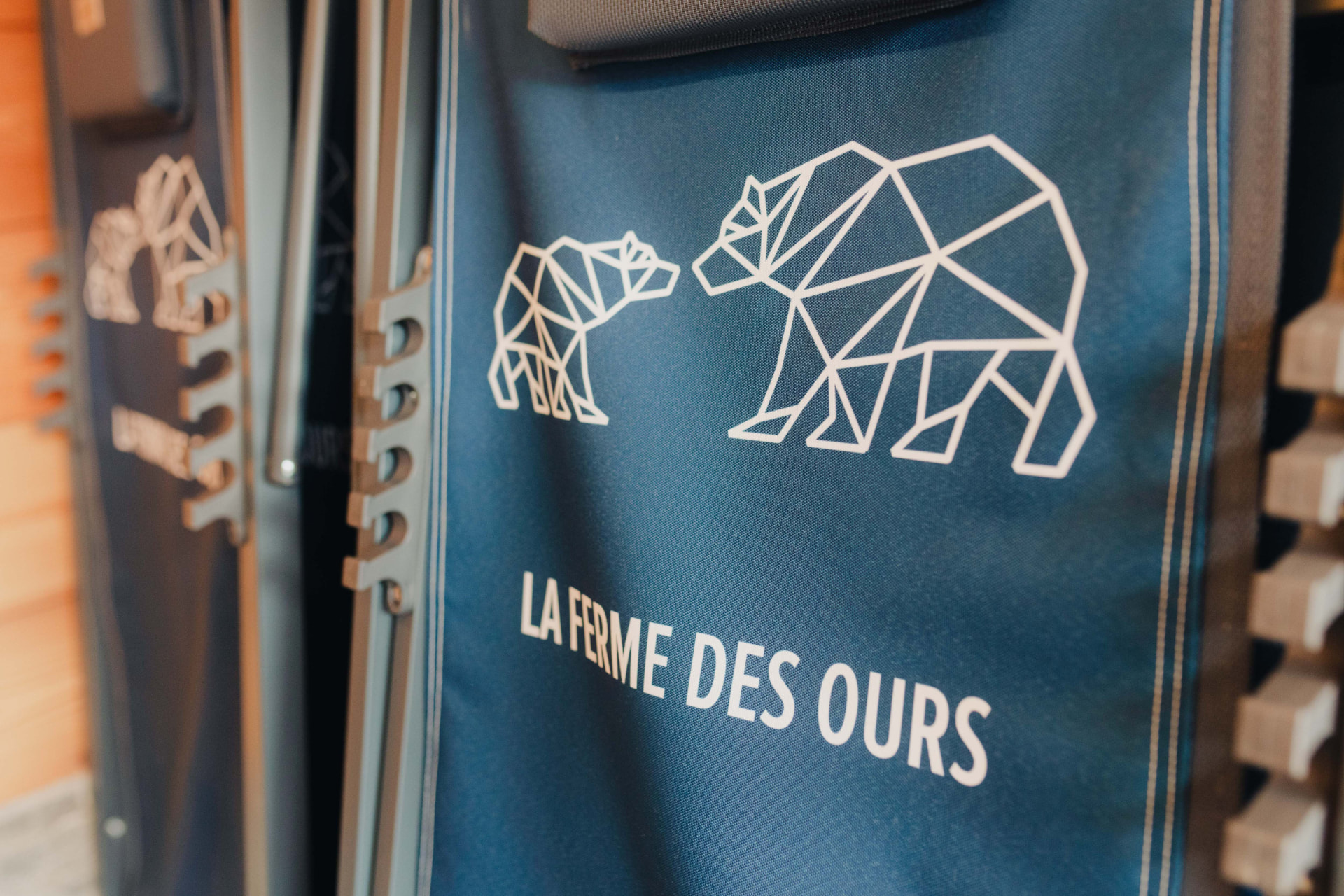 Détail du chalet La Ferme des Ours avec le logo ours sur une housse de ski
