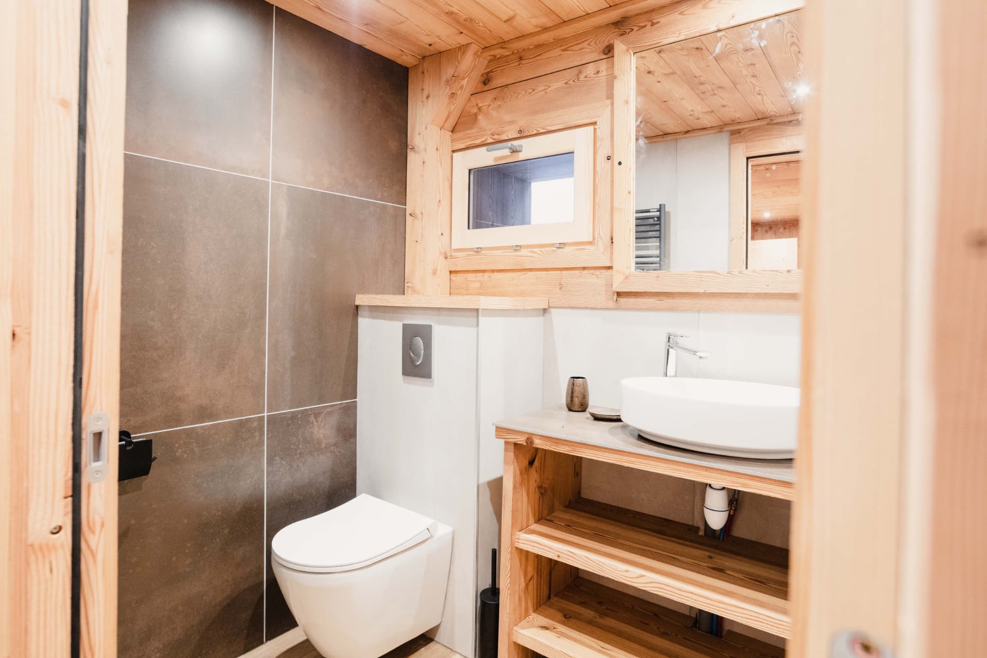 Salle de bains avec vasque, douche à l'italienne et boiseries claires
