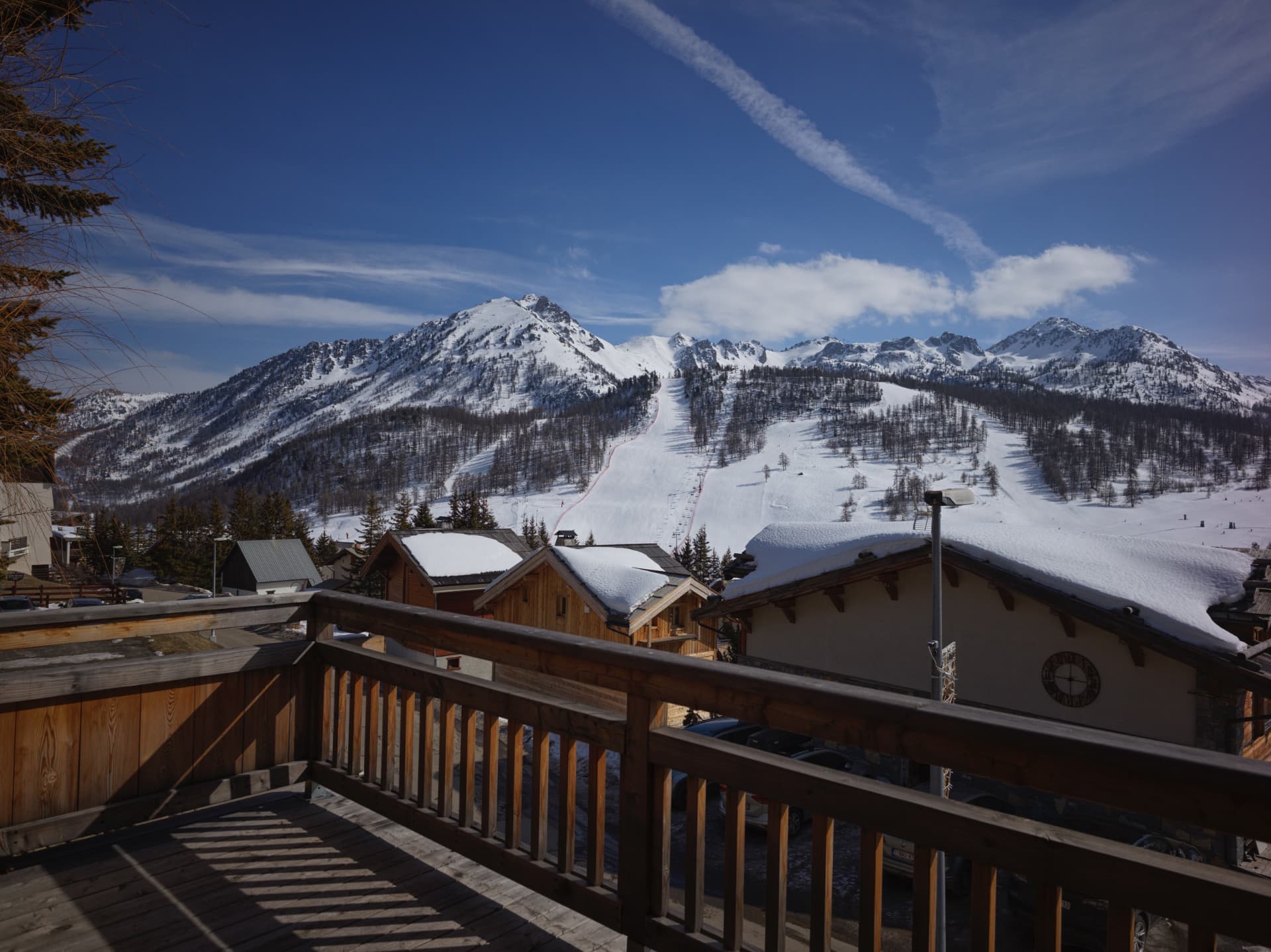 Vue depuis la terrasse sur les pistes et les sommets enneigés de Montgenèvre