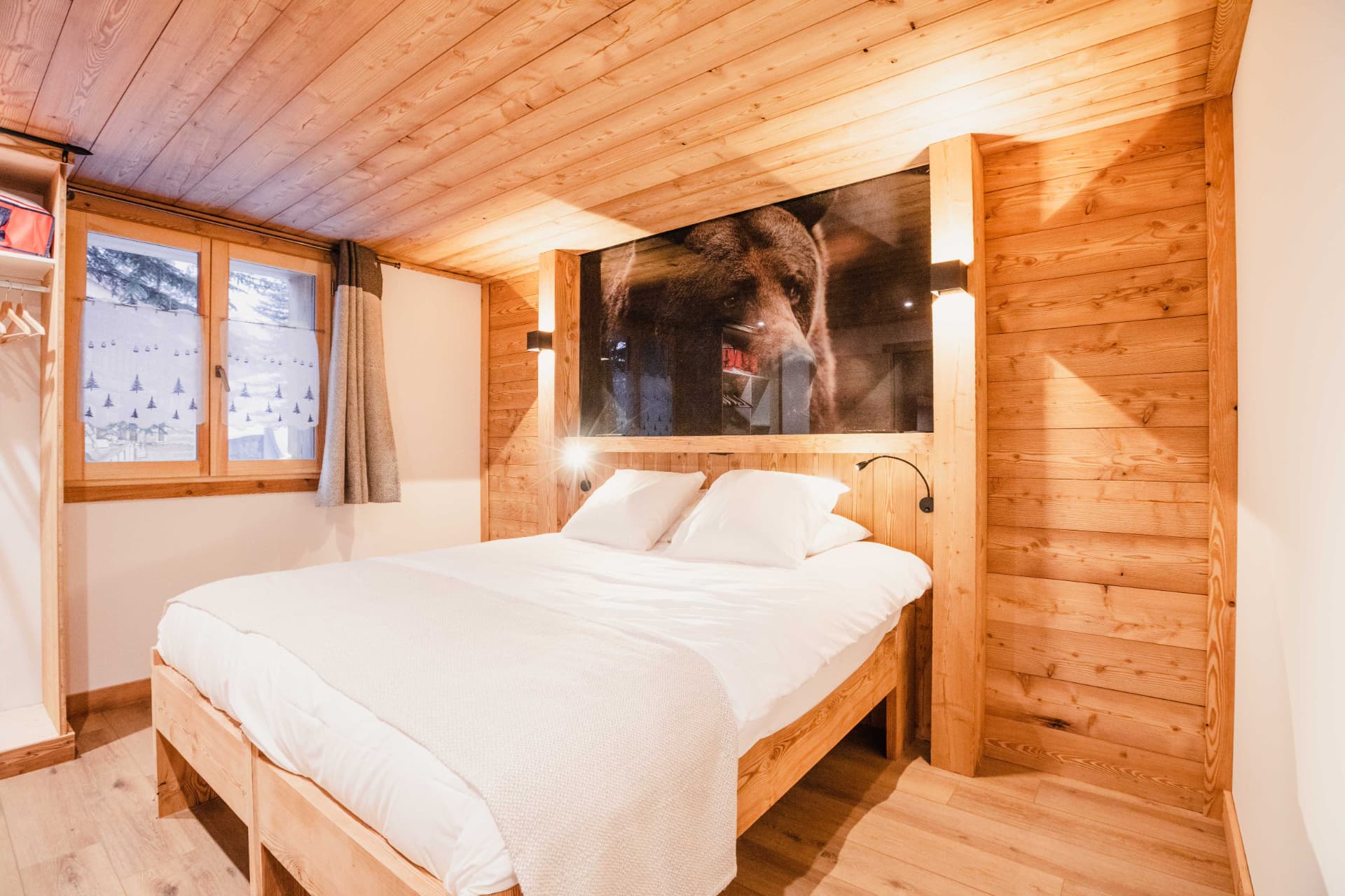 Chambre double avec photographie d'ours brun et boiseries en vieux bois