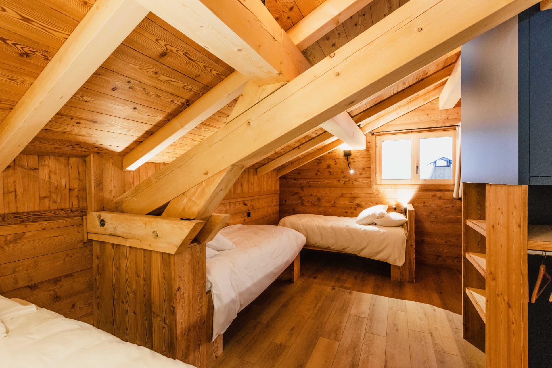 Chambre enfants avec lits simples et couchage surélevé sous les combles