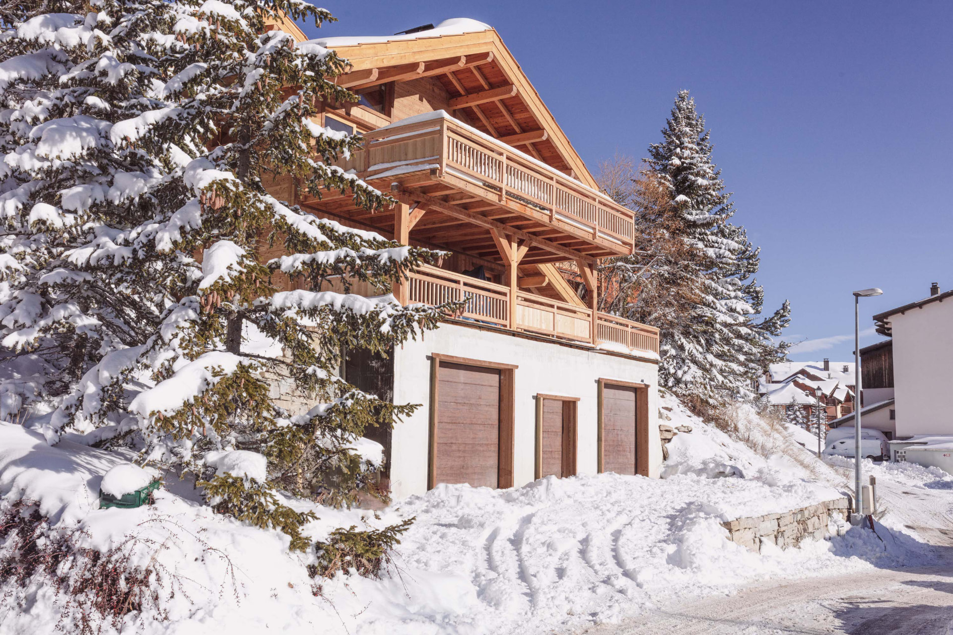 Façade en bois du chalet La Ferme des Ours sous la neige à Montgenèvre